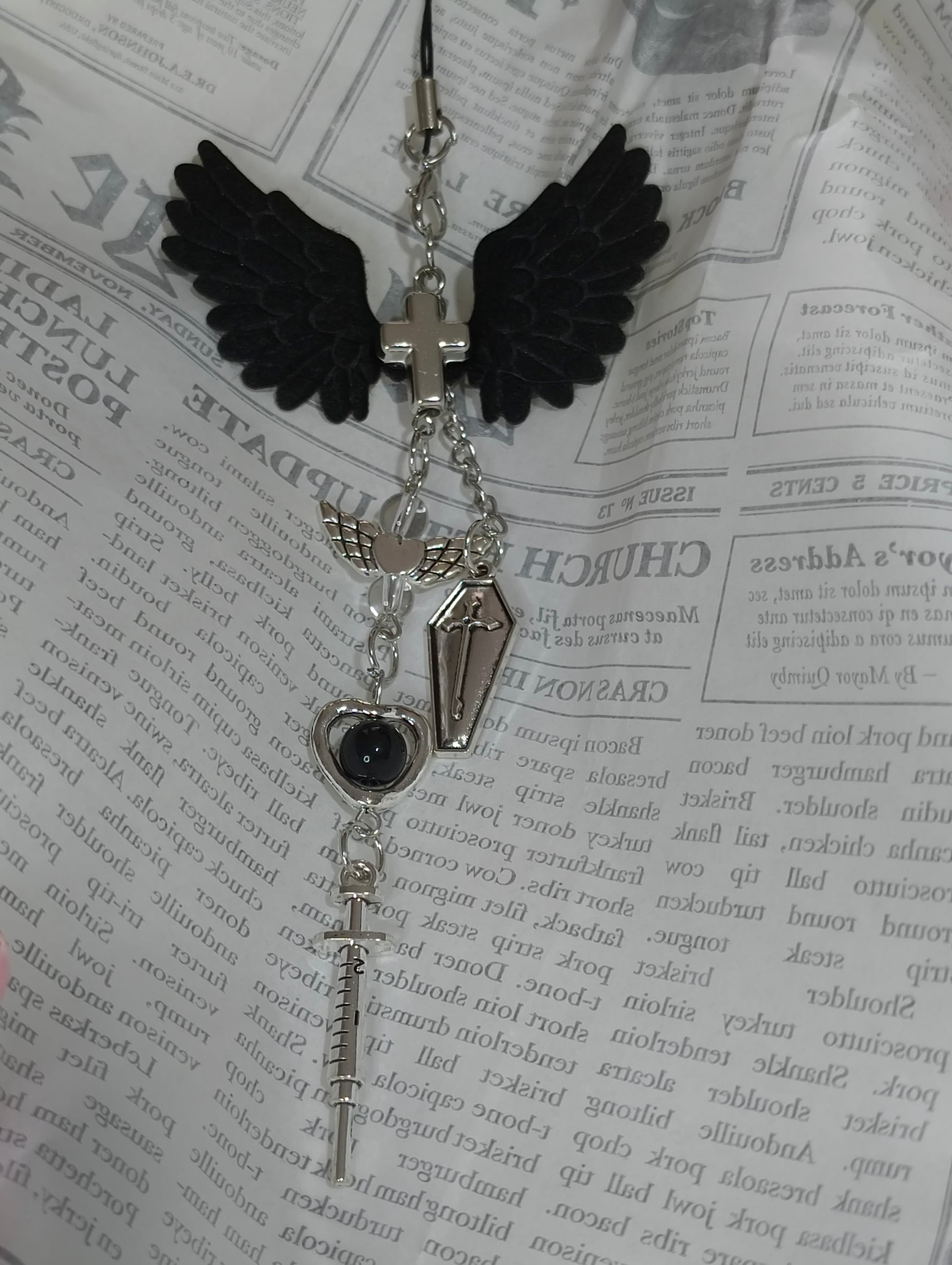 Claw Trinket - V large wings & syringe double keychain
